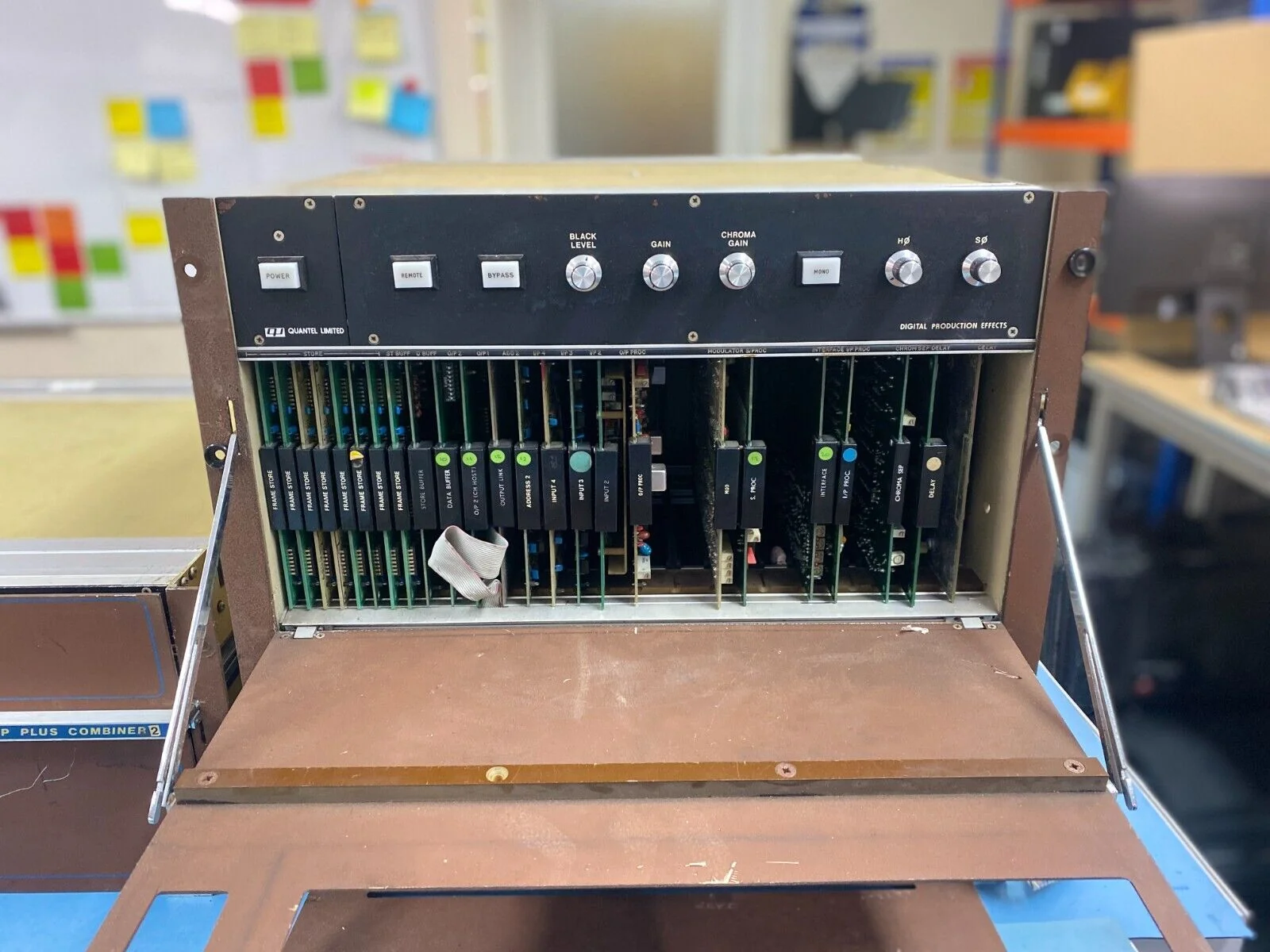 Quantel DPE 5000 — vue de la baie d'origine
